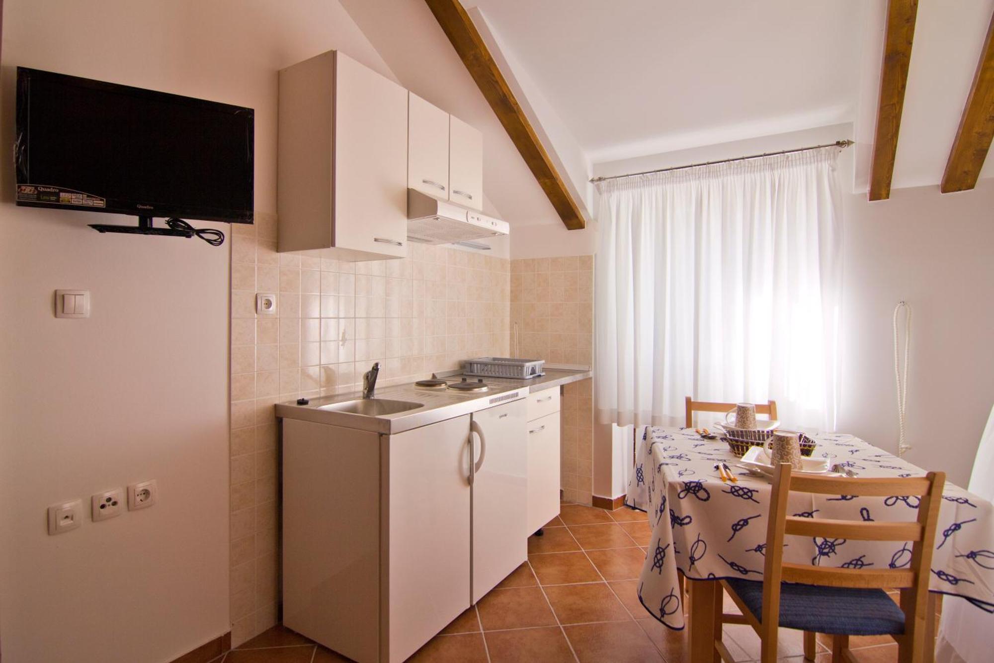 Apartments Donika Komiza Exterior photo